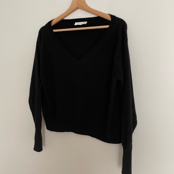 Everlane -The Cashmere V-Neck Sweater in True Black - Picture 7 of 11